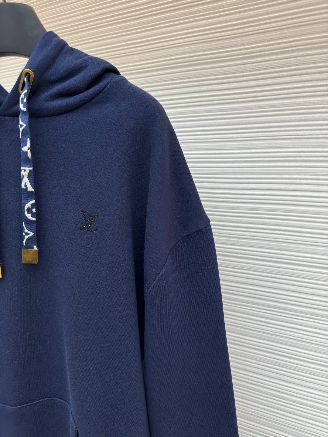 LOUIS VUITTON small logo logo hooded sweatshirt ●Authentic product: Purchased and developed for 12300 ●Item number: 1680308-A65 ●Fabric: pure cotton fabric ●Technology: jacquard production ●Version: fitted version ●Weight: about 870 grams ●Size: S-M-L-XL ●Description: Using pure cotton yarn for weaving, special weaving and finishing techniques are used. In addition, the production process of scale base fabric is relatively complicated and requires multiple processes to complete. The printing process combines the bright colors of glue printing with the characteristics of high-density elastic materials, allowing the printed pattern to better adapt to the expansion and contraction of the fabric. The hot brick process refers to the technology of fixing hot diamonds on clothing fabrics through high-temperature ironing, adding a unique visual effect. Accurately mark the location of the ironing tile pattern to ensure precision when ironing. Same style for men and women!